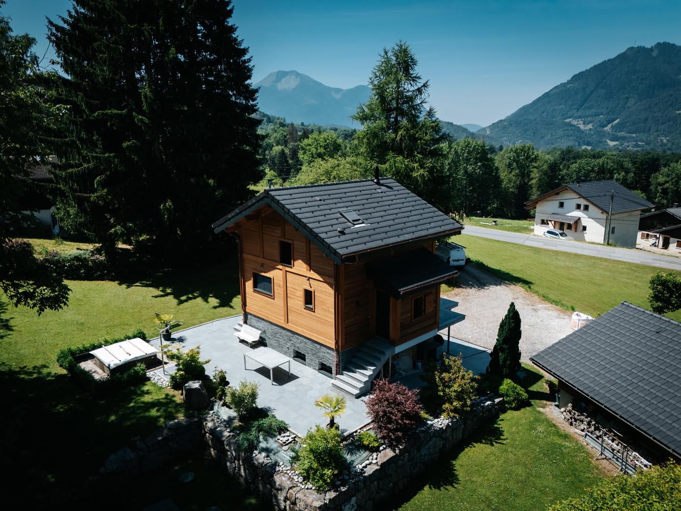 Photo d'une petite maison en bois construite par l'entreprise DEMARTY-PERILLAT CHARPENTE