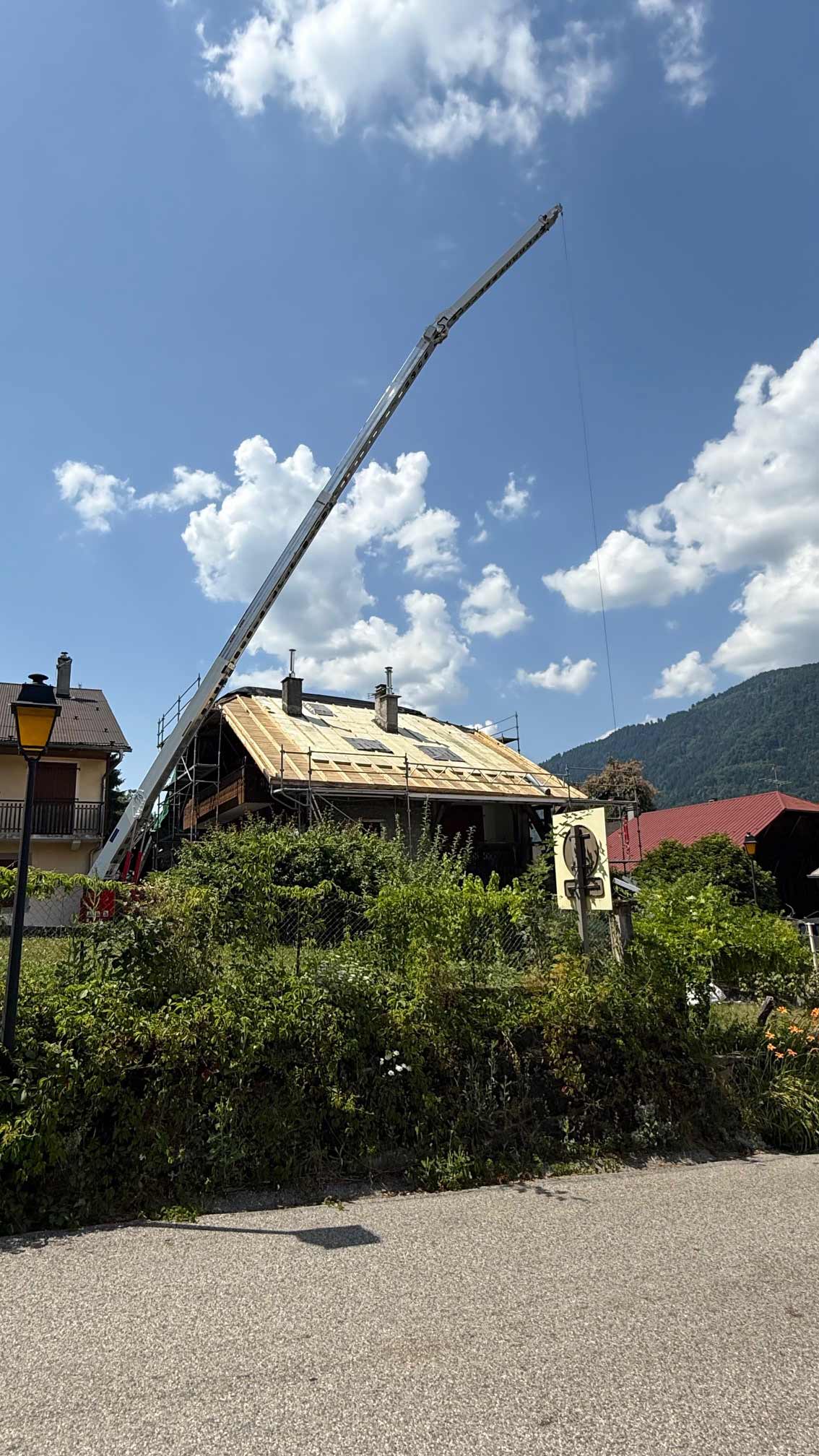 Photo de l'entreprise DEMARTY-PERILLAT CHARPENTE entrain de rénover une maison bois