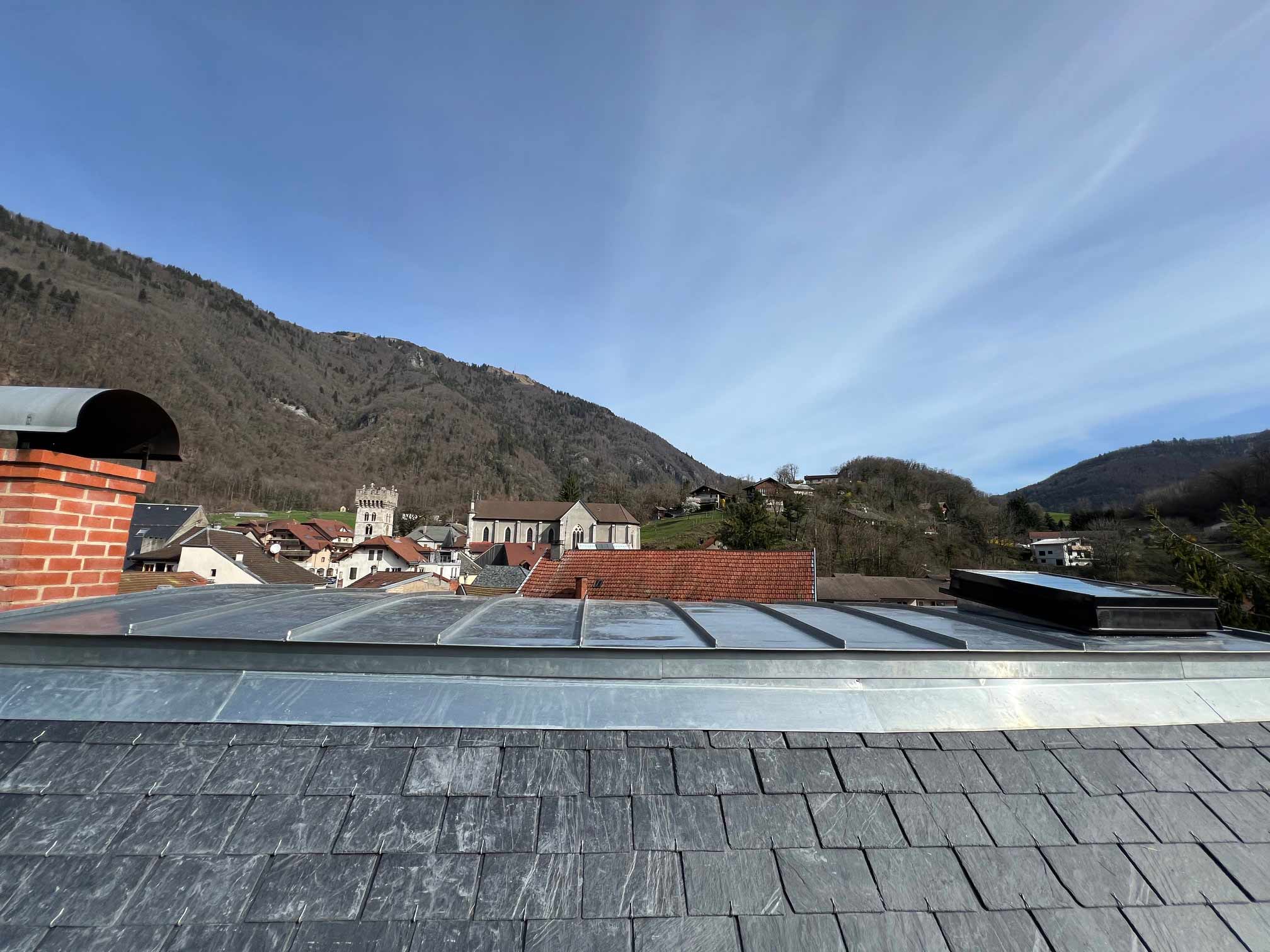 Photo d'un toit de maison avec une zinguerie neuve