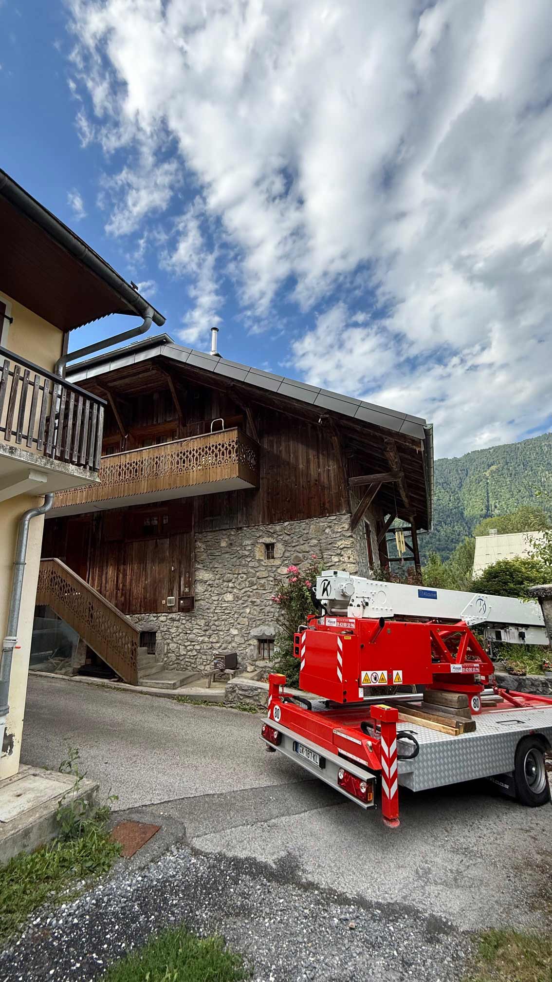 Photo de l'entreprise DEMARTY-PERILLAT CHARPENTE entrain de rénover une maison bois