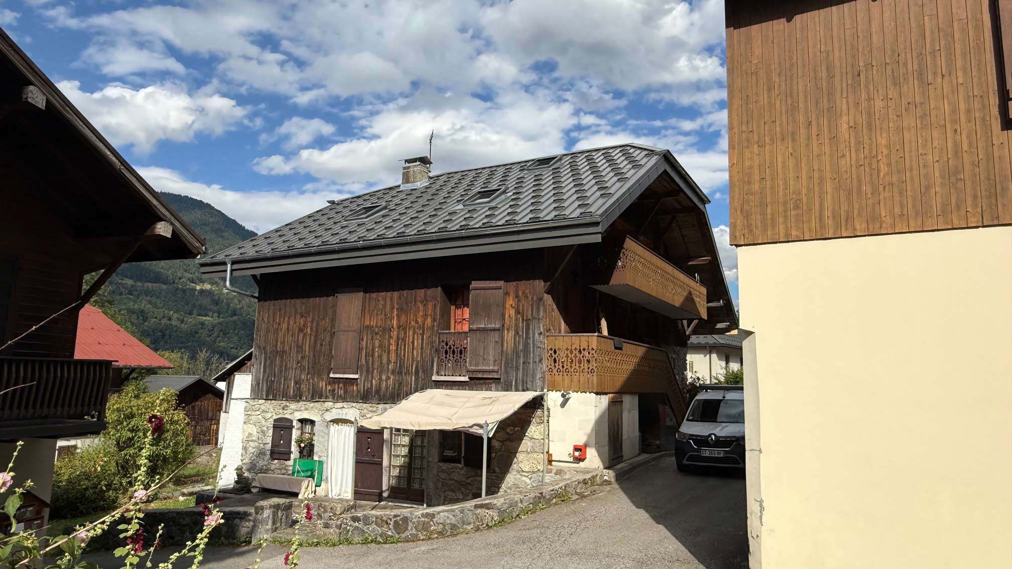 Photo de la rénovation d'un chalet - DEMARTY-PERILLAT CHARPENTE à Scionzier